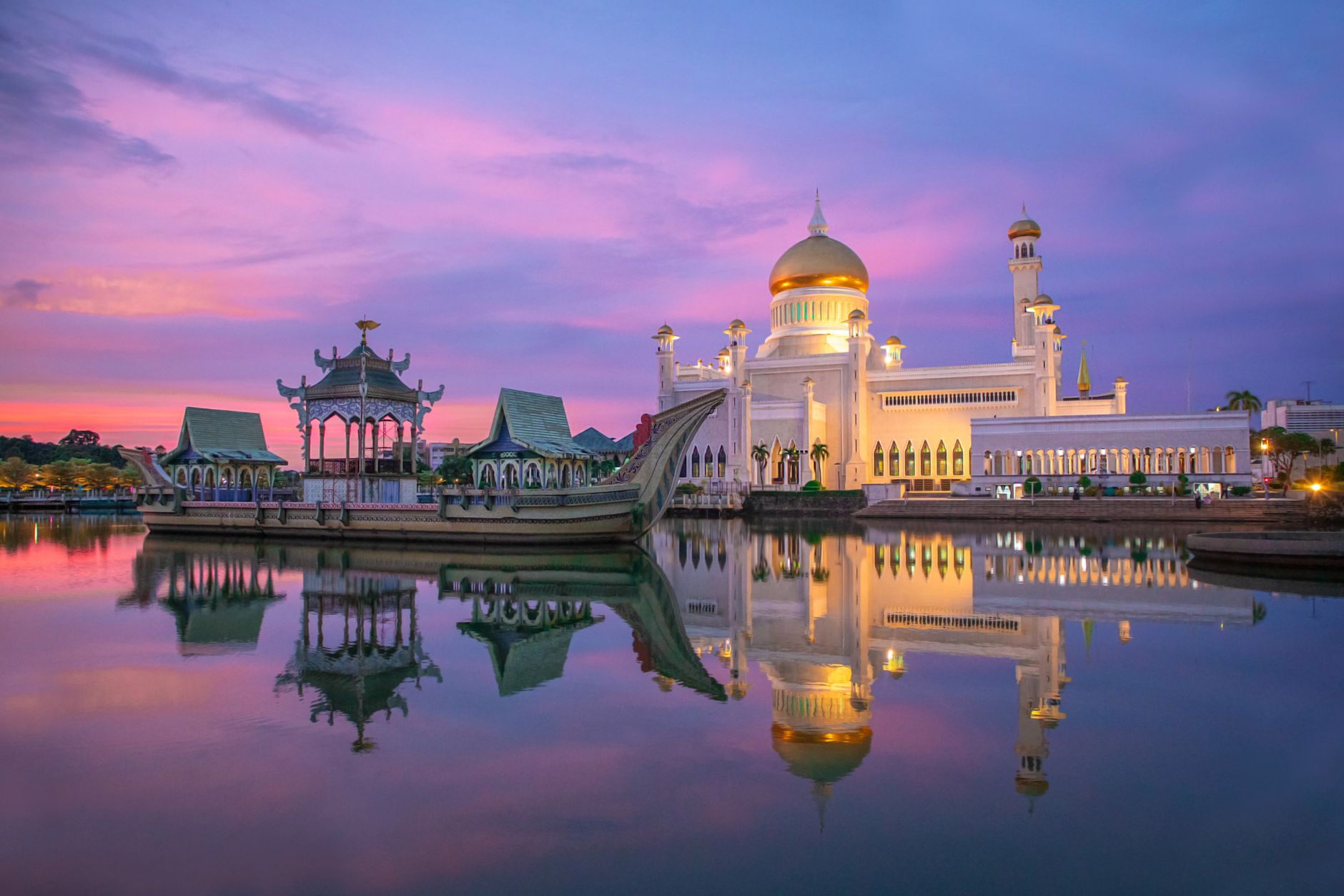 Omar Ali Saifuddien Mosque and lagoon in Bandar Seri Begawan, Brunei